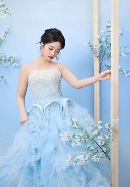 沈月的人鱼婚纱妆造，感觉还是很不错的！