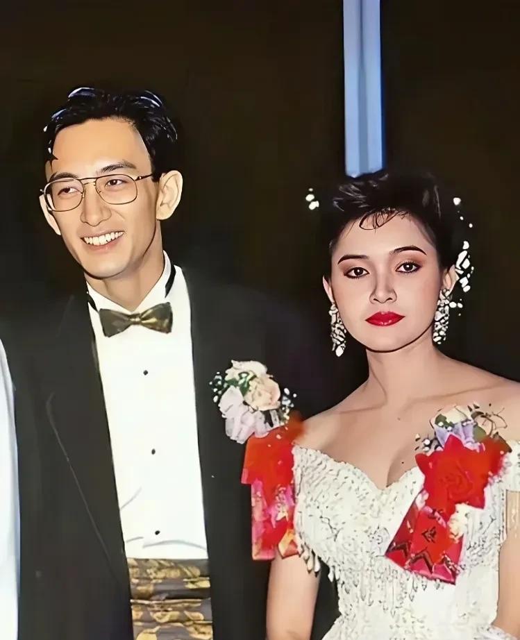 这是28岁吴启华与泰国富商之女Varintra的结婚照，婚礼在曼谷湄南河畔宫殿举