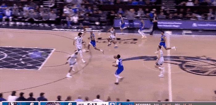 能跳不是好事！琼斯把屁股摔坏了！
在今天NBA常规赛魔术对阵独行侠的第一节比赛中