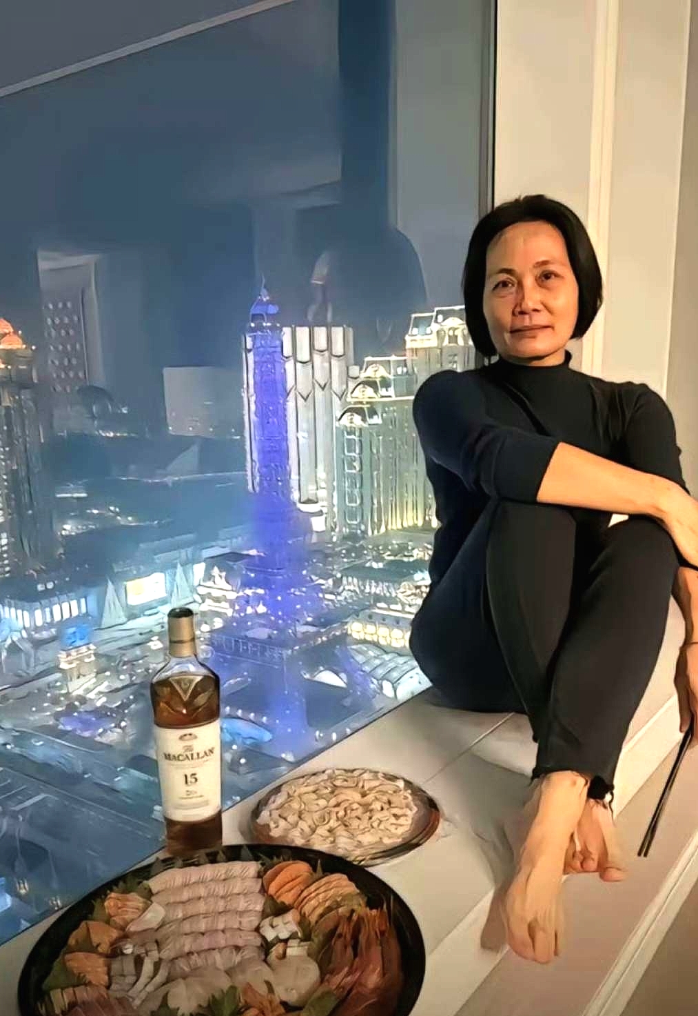 她一个月给你八万零花钱，要求是陪她旅游你愿意吗