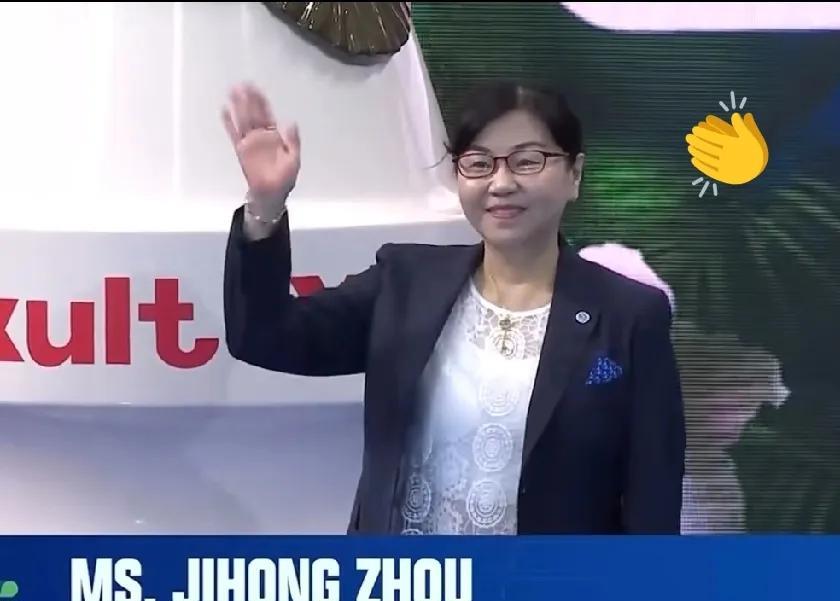 周继红作为颁奖嘉宾，亮相新加坡，这是上任后的第一次公开露面
这次来为女子10台跳