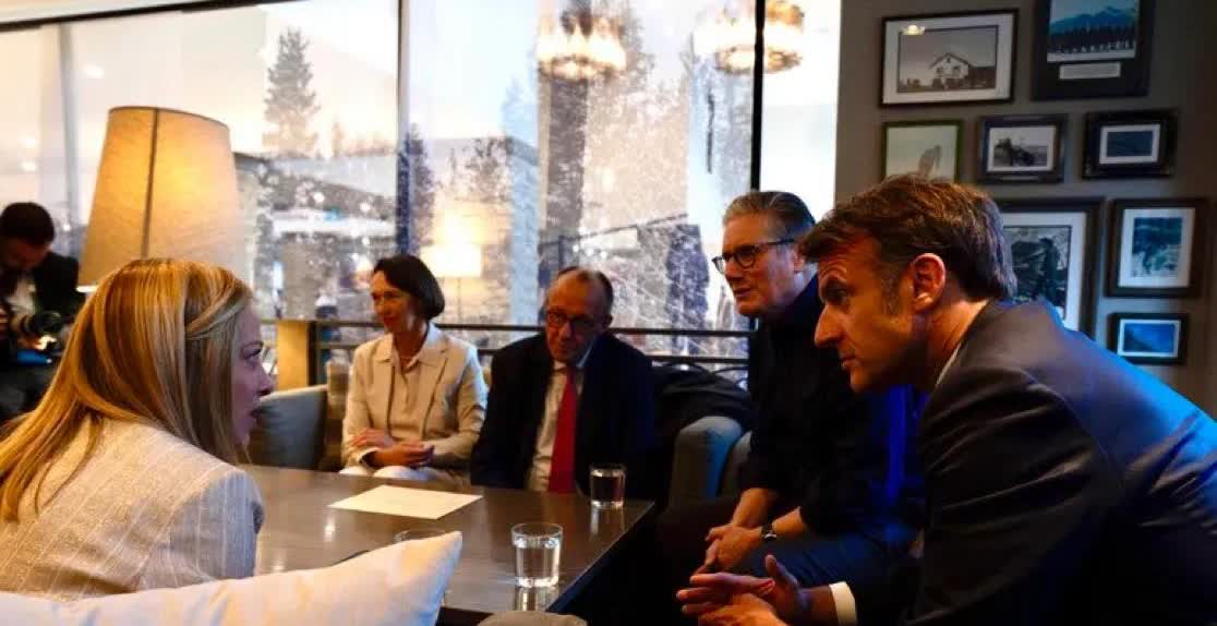欧洲各国总统首相将集体陪乌克兰总统出发访美。
梅尔茨、马克龙、梅洛尼和斯塔布将