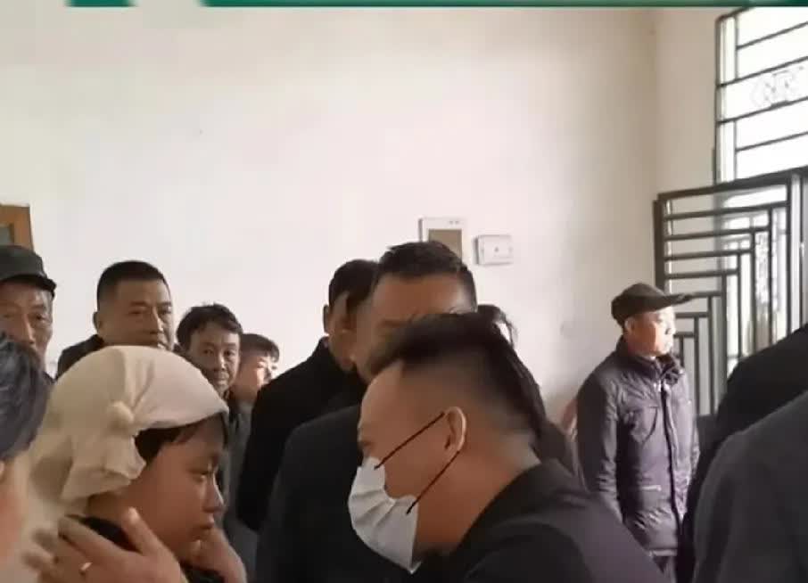 一个可怜的男孩，只有13岁。因为父母离婚，母亲改嫁了，爷爷奶奶都去世了，这个男孩