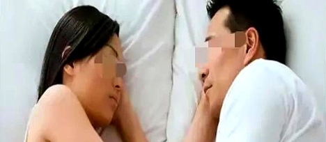 河南一男子半夜下班回家，发现一年轻小伙和老婆躺在一张床上。

男子见状恼羞成怒，