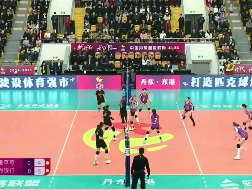 惊险！辽宁女排外援差点“垫伤”天津国手王媛媛！辽宁女排这位副攻外援马丁内斯在津辽