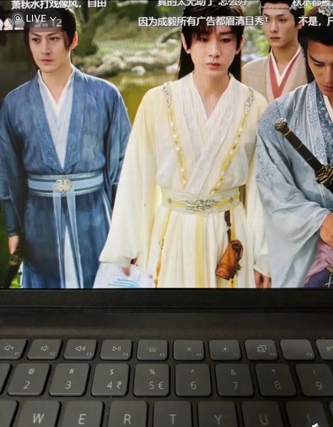 赴山海这剧能扑成这样，制作单位“功不可没”。
成毅手里那么大一个剧本，从现场到后