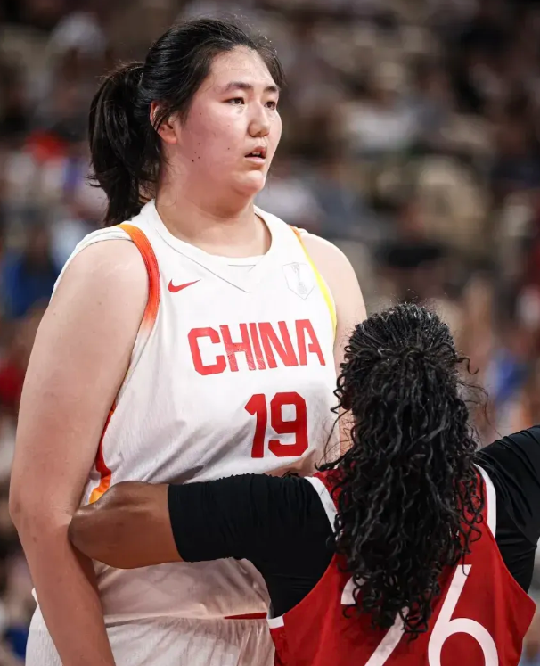 小巨人张子宇她虽不像姚明那样是五十年难遇的好球员，可再锻炼两年，她成为世界女篮第