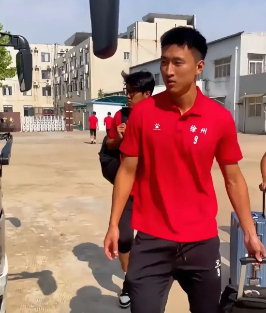 苏超徐州：不装了 摊牌了 回家！
徐州全队去山东鲁能基地封闭训练，去的应该是潍坊