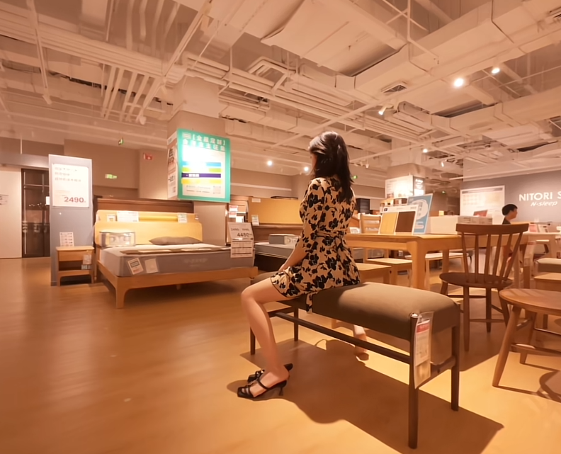 休息被同事叫来和她看看家具