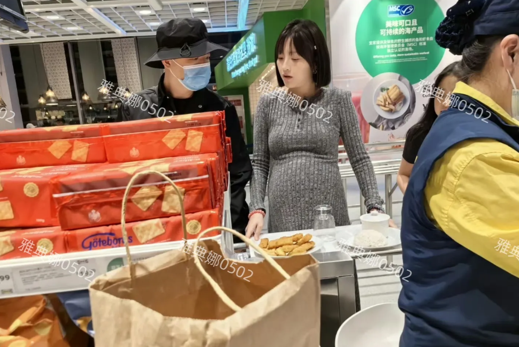 宜家偶遇包贝尔一家三口，包文婧肚子又大又圆月份很大了，感觉她快生了。
38岁怀二