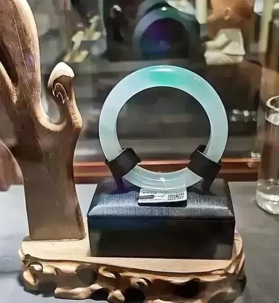 许昌人集体沉默了！

胖东来珠宝柜台最耀眼的白月光，那个标价118万的镇店玉