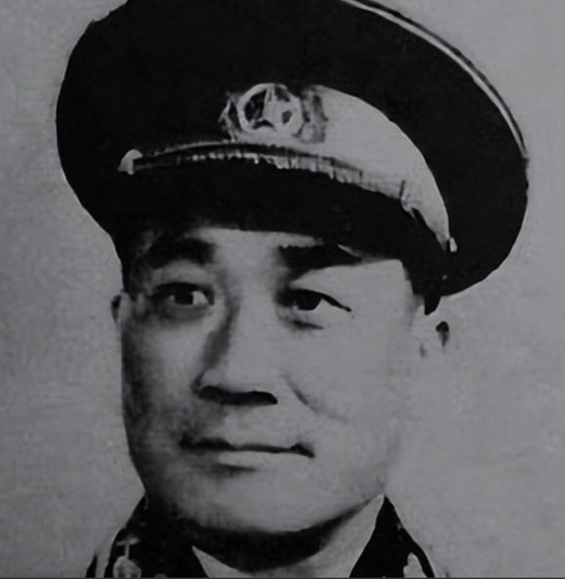 1972 年，北京，雨夜，机场上一把把黑伞高举，为首的伞下站着脊背笔直的周总理。