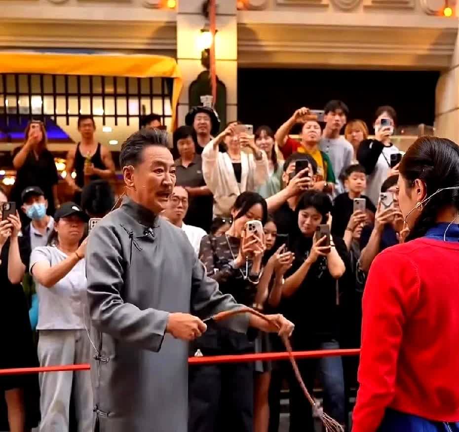 别再心疼马景涛摔倒了，当我看到景区一场商演的报价时，才明白了为什么寇振海孙耀威挤