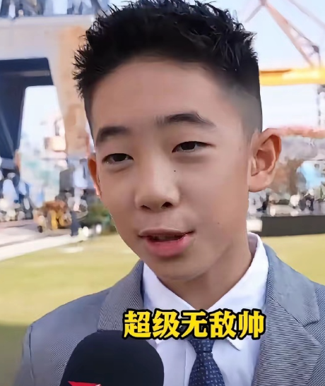 讲真，现在看Jasper的成长，已经不太在意他是不是星二代了。
​甚至，他到底有