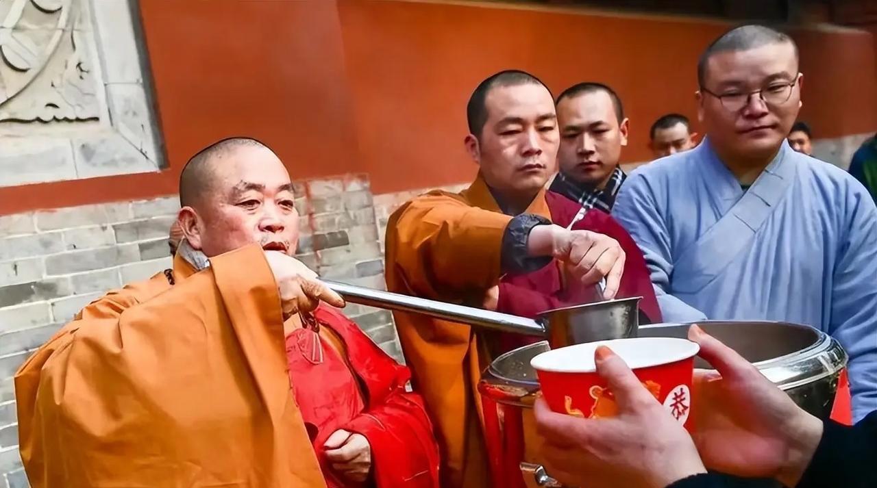 释永信，现在的刘应成，是饱受诟病和争议的佛门败类，也是村民中不忘本的老实人。
2