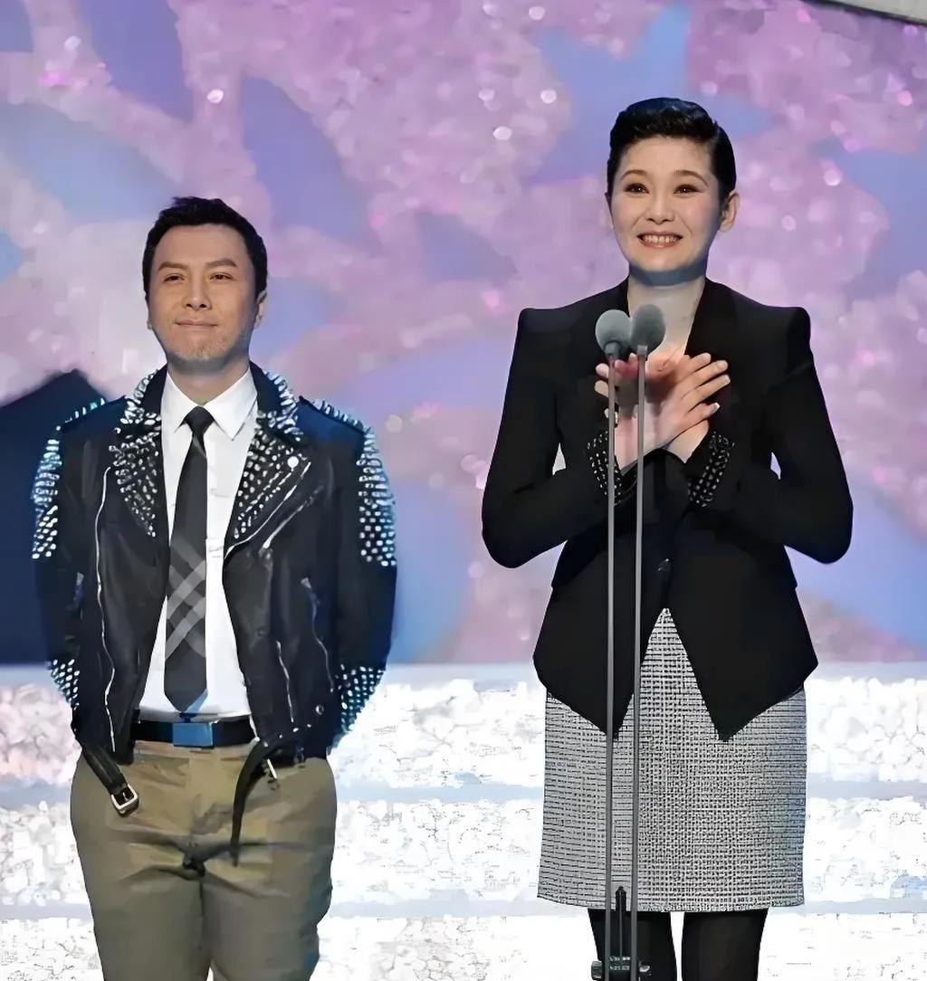 甄子丹徐帆同框，
身高差也太违和了！
印象里甄子丹不算矮，可照片里徐帆居然比他高