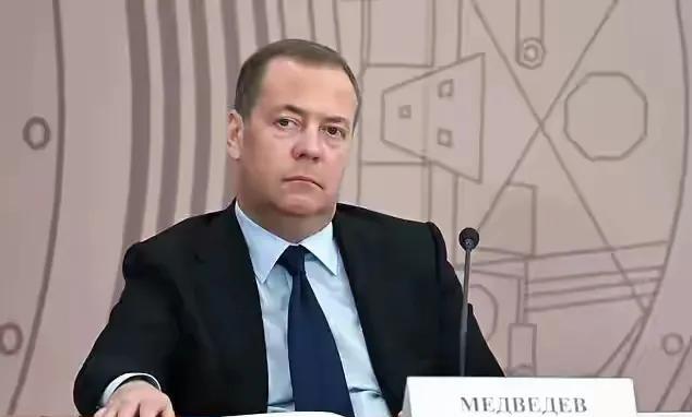 梅姐夫前脚表示要和川普硬刚到底，后脚佩斯科夫说他不代表普京立场。
双簧还是嘴炮？