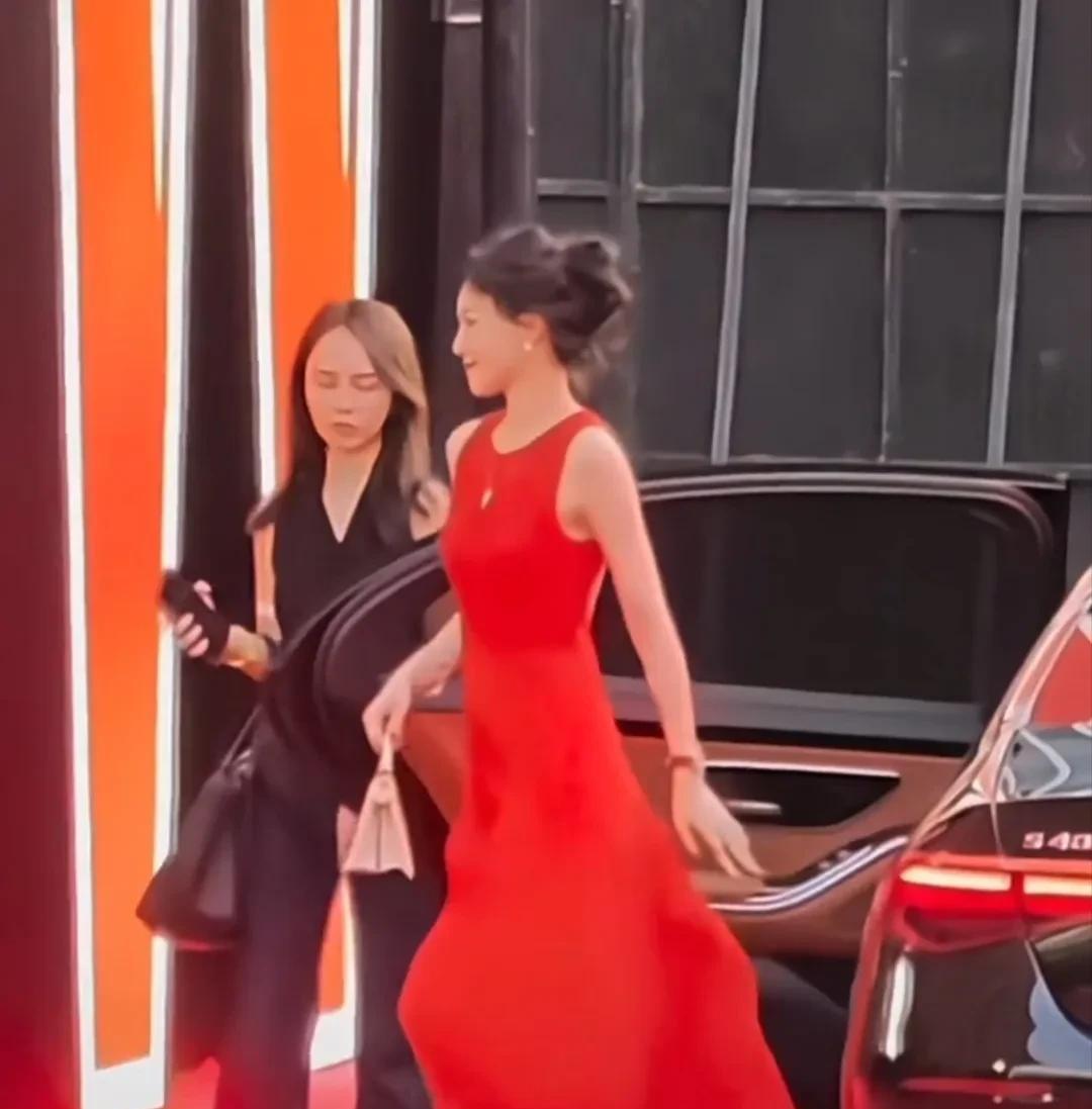 红裙摇曳
港风美人氛围感拉满
从她笑容看出她是发自内心的笑
罗晋应该很宠爱她
唐