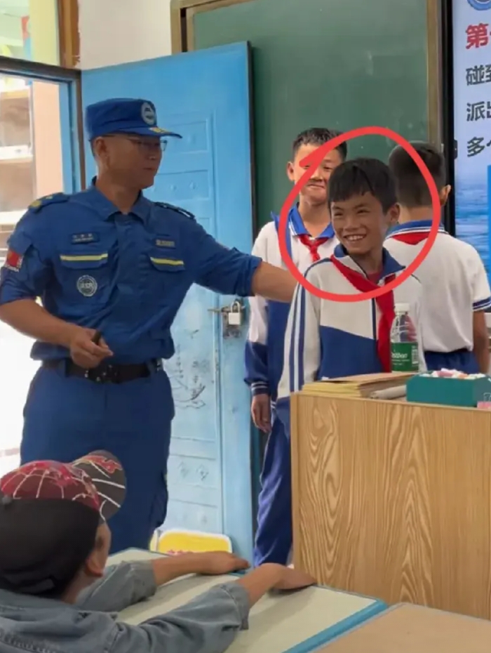 赤岭阿亮哥，上课的教室，当地蓝天救援队，到学校赤岭小学，开展防溺水科普培训，阿亮