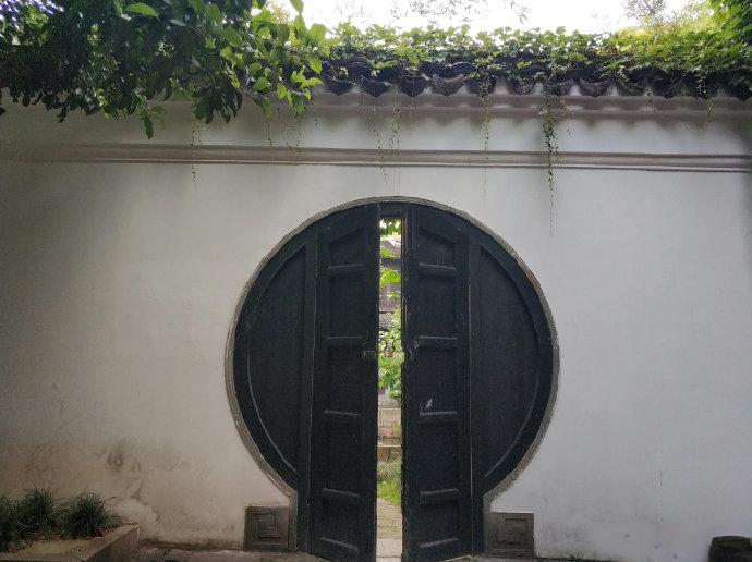 诸葛亮临死之前，还安排了自己的接班人——我之后是蒋琬，蒋琬之后是费祎。诸葛亮没想