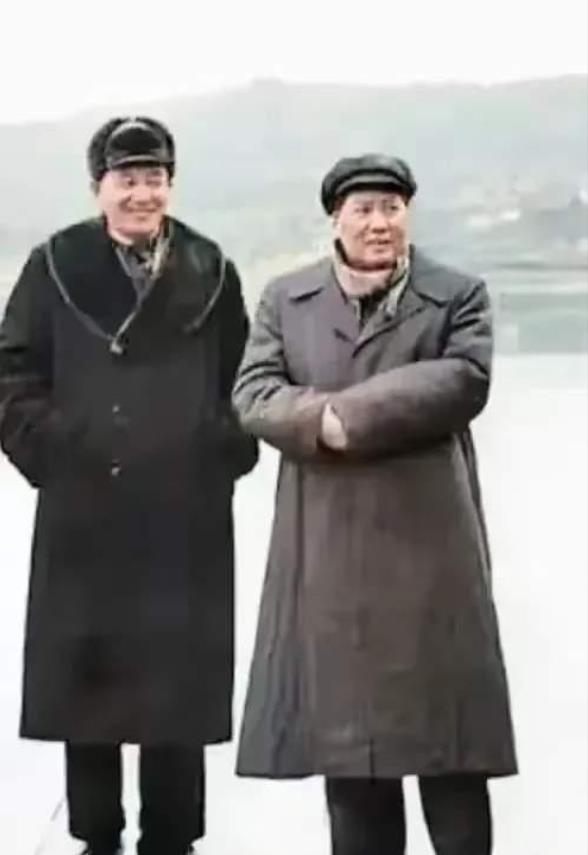 那时的毛主席和公安部部长罗瑞卿大将。看起来毛主席很普通，罗瑞卿同志倒像“大咖”。