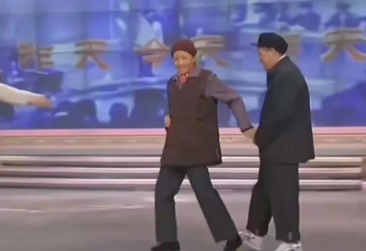宋丹丹，太会骗人了！
她在小品舞台上演老太太，服装老土，脸色暗沉，没有一次不是弯