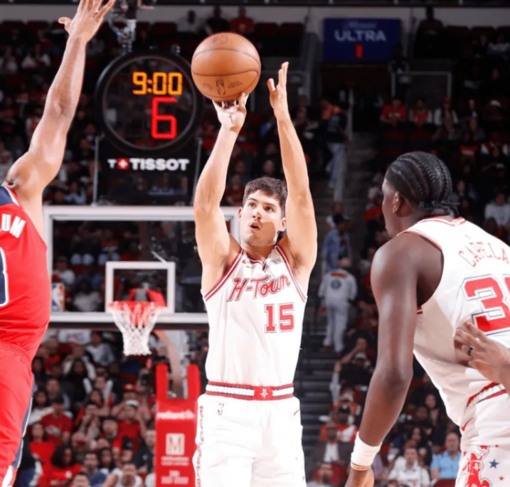 NBA常规赛，火箭135-112战胜奇才。
里德-谢泼德出战25分钟，全场11中