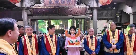 刚刚去查了刘涛为妈祖献上寿桃
不查不知道，一查吓一跳

妈祖大殿的上香捐款