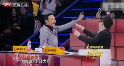 在一个节目中，50个孩子正在卖力的表演着高台花鼓，然而，几个年轻的评委却一脸不屑