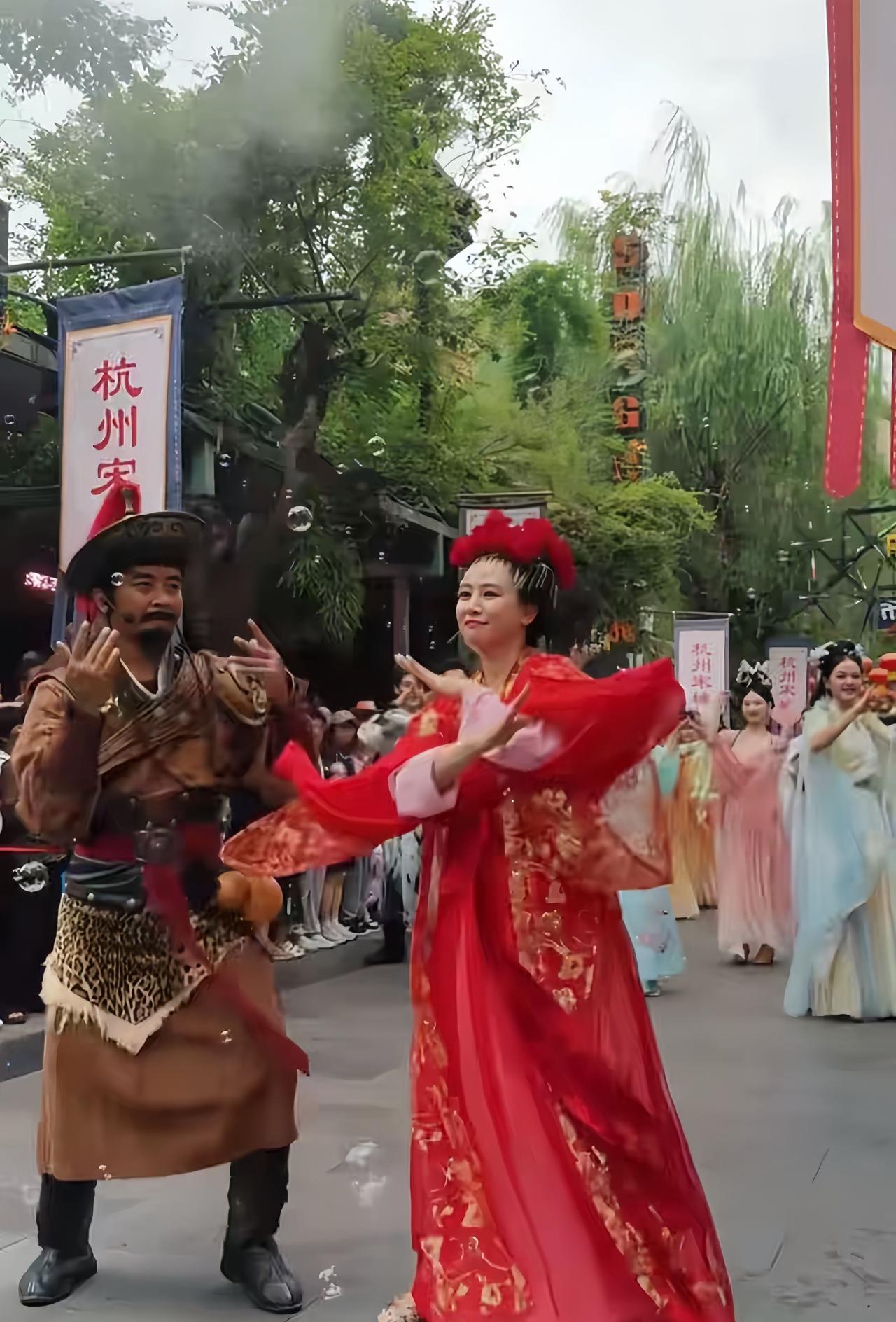 近日，翁虹现身杭州某景区商演，她身穿红色古装，在景区跳舞的画面。
翁虹是1989