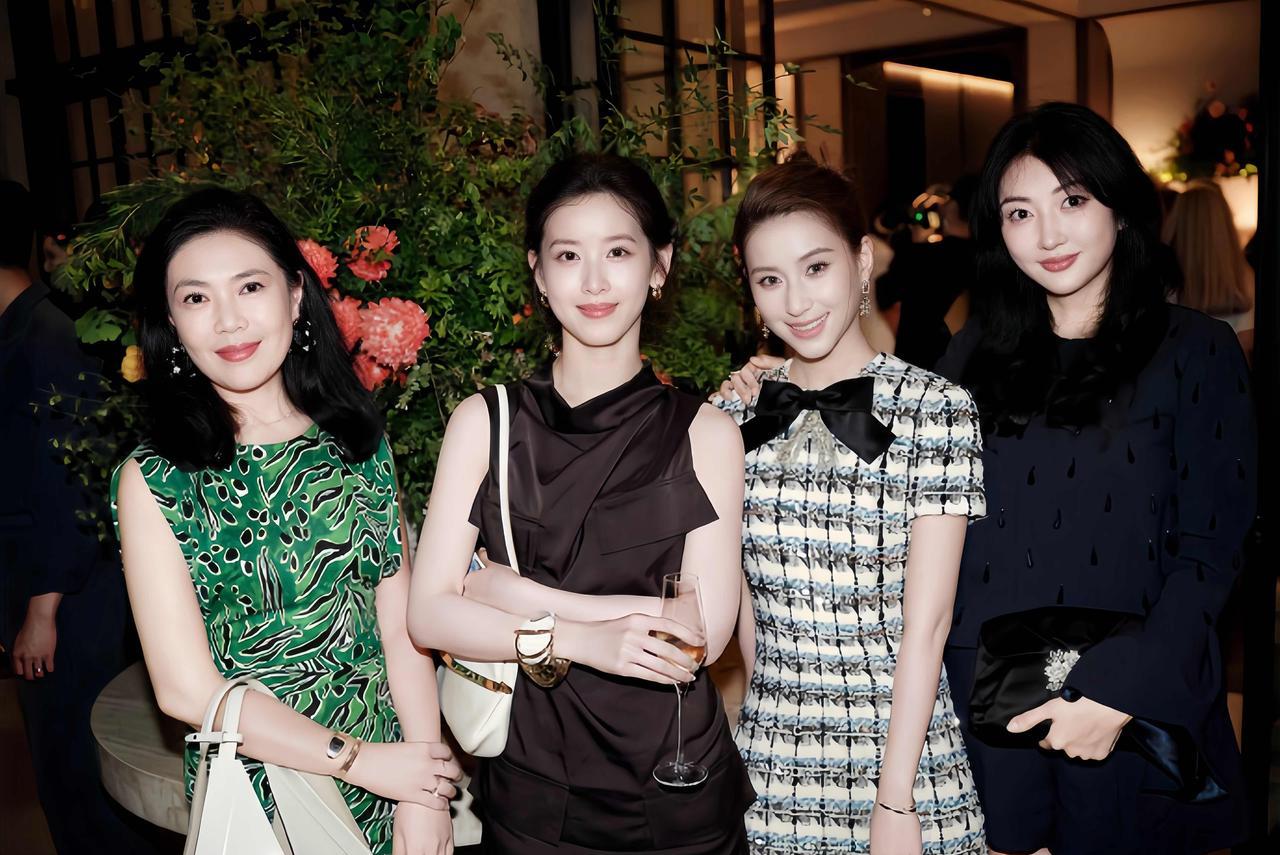原本以为，刘强东、章泽天夫妇，是老公忙于事业，老婆到处游玩，看到这次晚宴才发现，