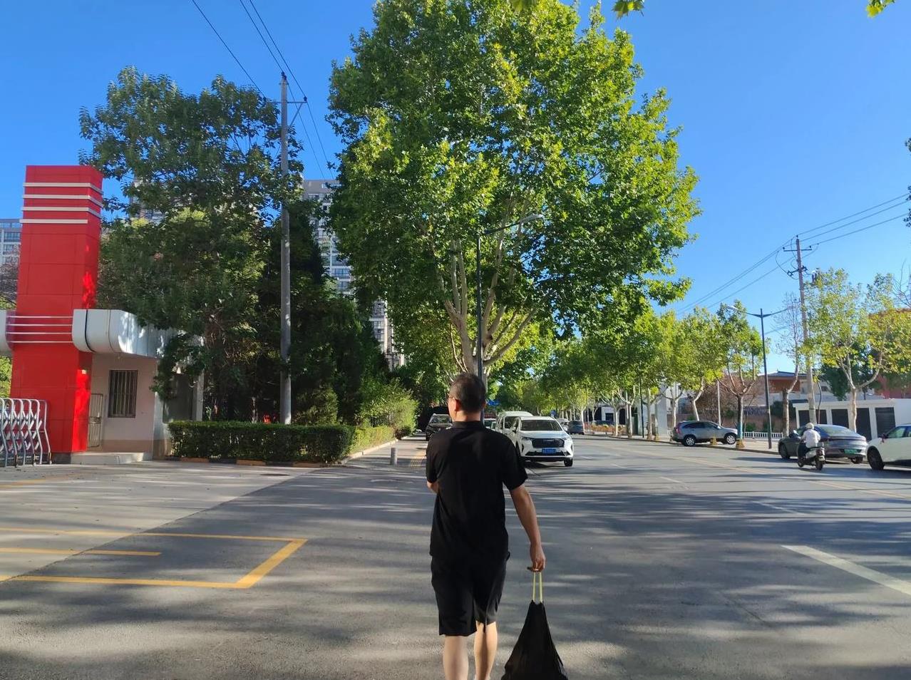 现在的丧事就像走流程。
早上一出门就碰到明哥，他说他要去北客站买返程票，我挺吃惊