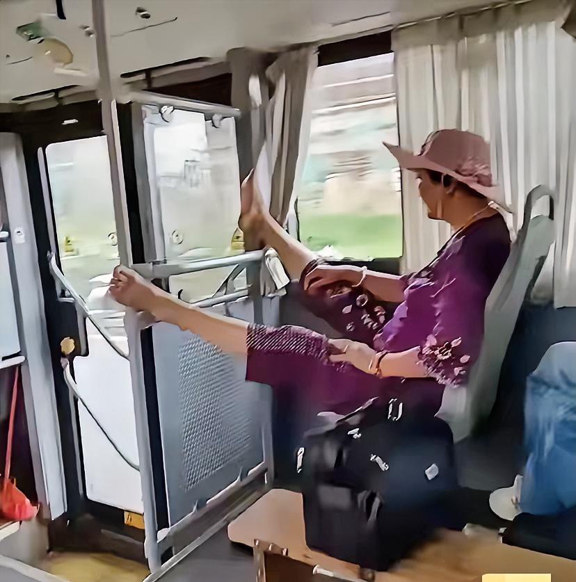 如果当时我在公交车上遇到这样的事情，我可能做以下几件事：第一，严厉斥责，如果对方