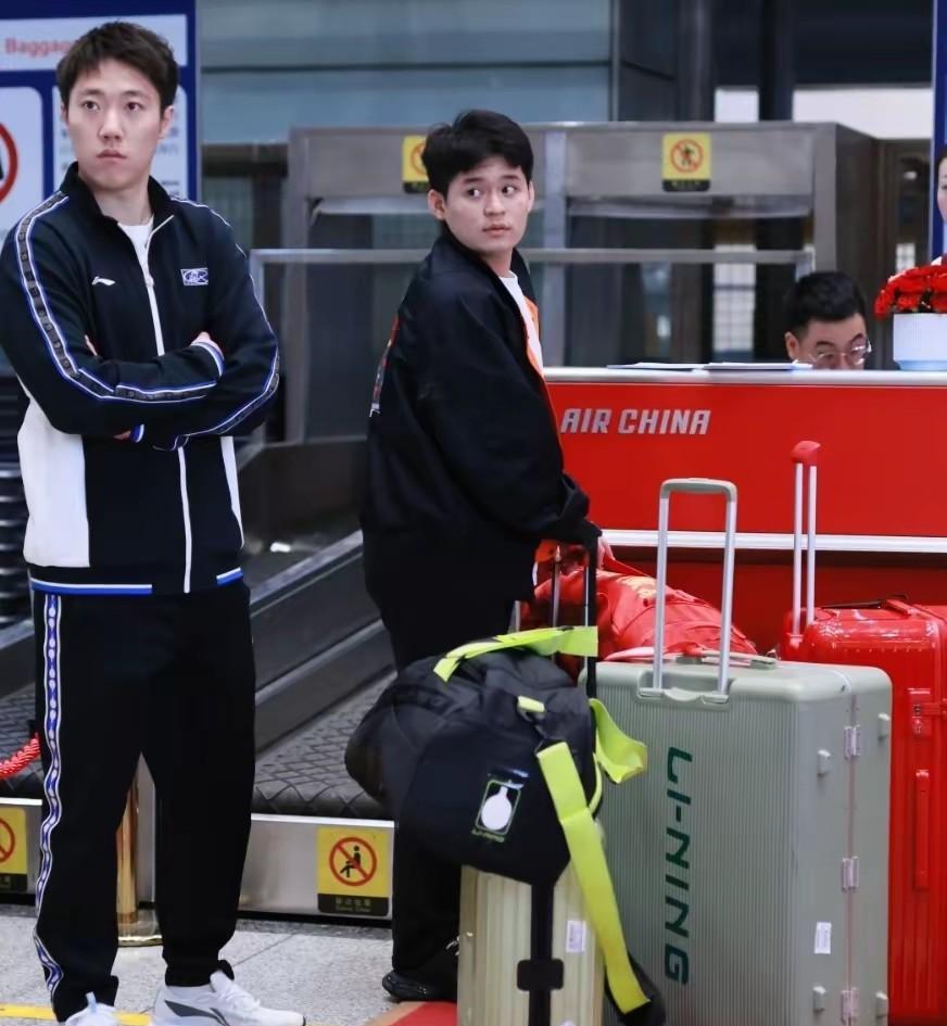 林诗栋出行印度亚锦赛，身边是全开源。
全开源是右手横版，
两面反胶，
打法就是近