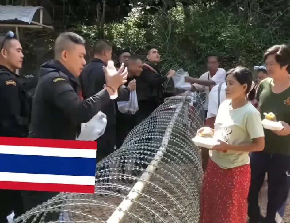泰国黑衣特种部队，为柬埔寨平民发放食物和水，泰军表示不打平民只打军事基地
打仗