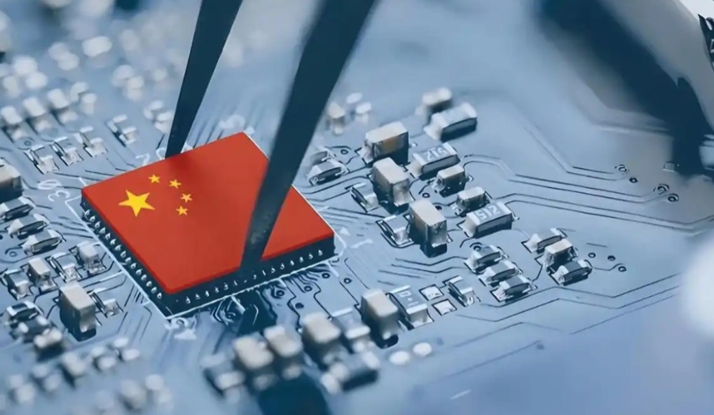 中美芯片之争，美国浪费了四年才发现自己上当了，在这四年中，中国采用你打你的，我打