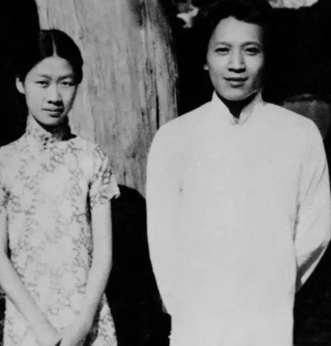 1933年，钱钟书追求燕大校花赵萝蕤，可赵萝蕤根本没有看上他，而是喜欢当时一文不