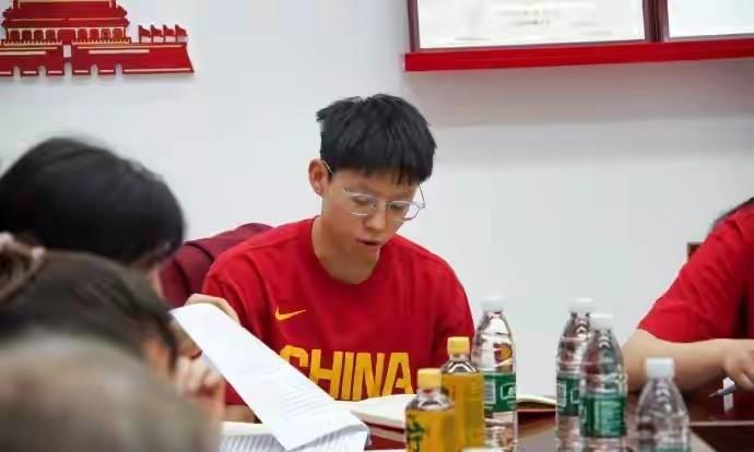 中国女篮居然真的开总结会，真不知道他们说什么。 李缘分析一下自己为什么空篮上篮不
