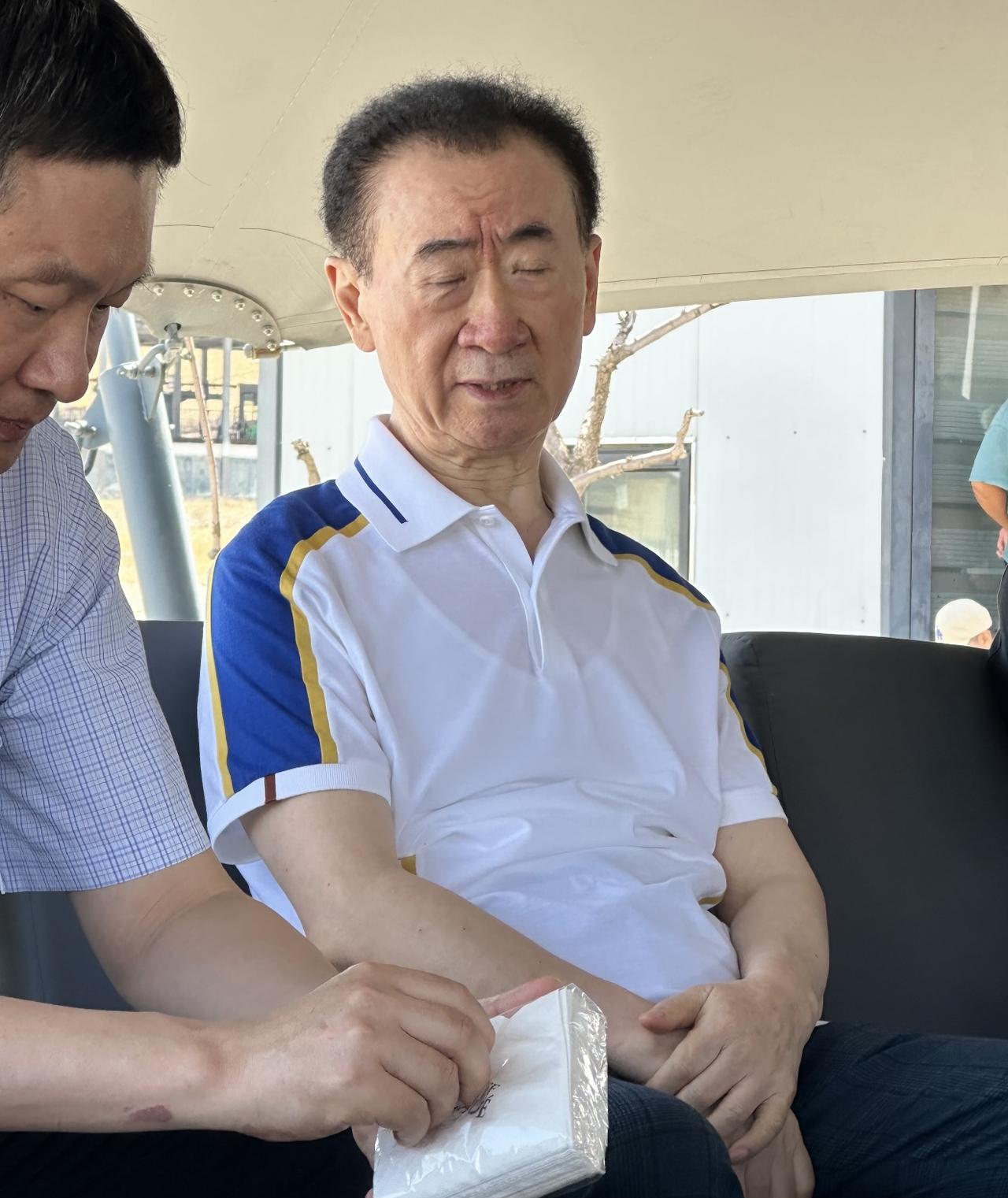 8月21日，有位网友来大美新疆度假偶遇王健林，71岁的他，在克拉玛依这边有两天了