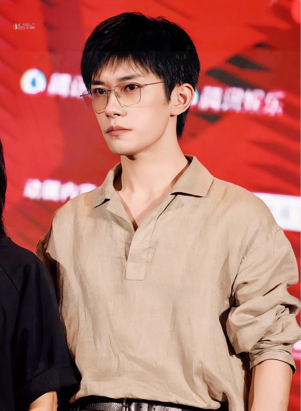 #易烊千玺会是下一个梁朝伟吗#
梁朝伟是胶片时代走过来的，靠多年角色积累站稳脚跟