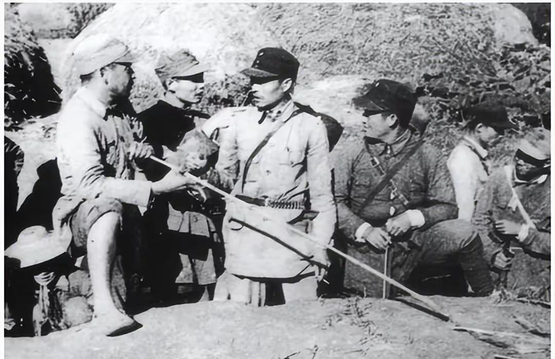 1929年，上级找到了滕海清：“你去拉队伍，拉多大的队伍，你就当多大的官。”几个