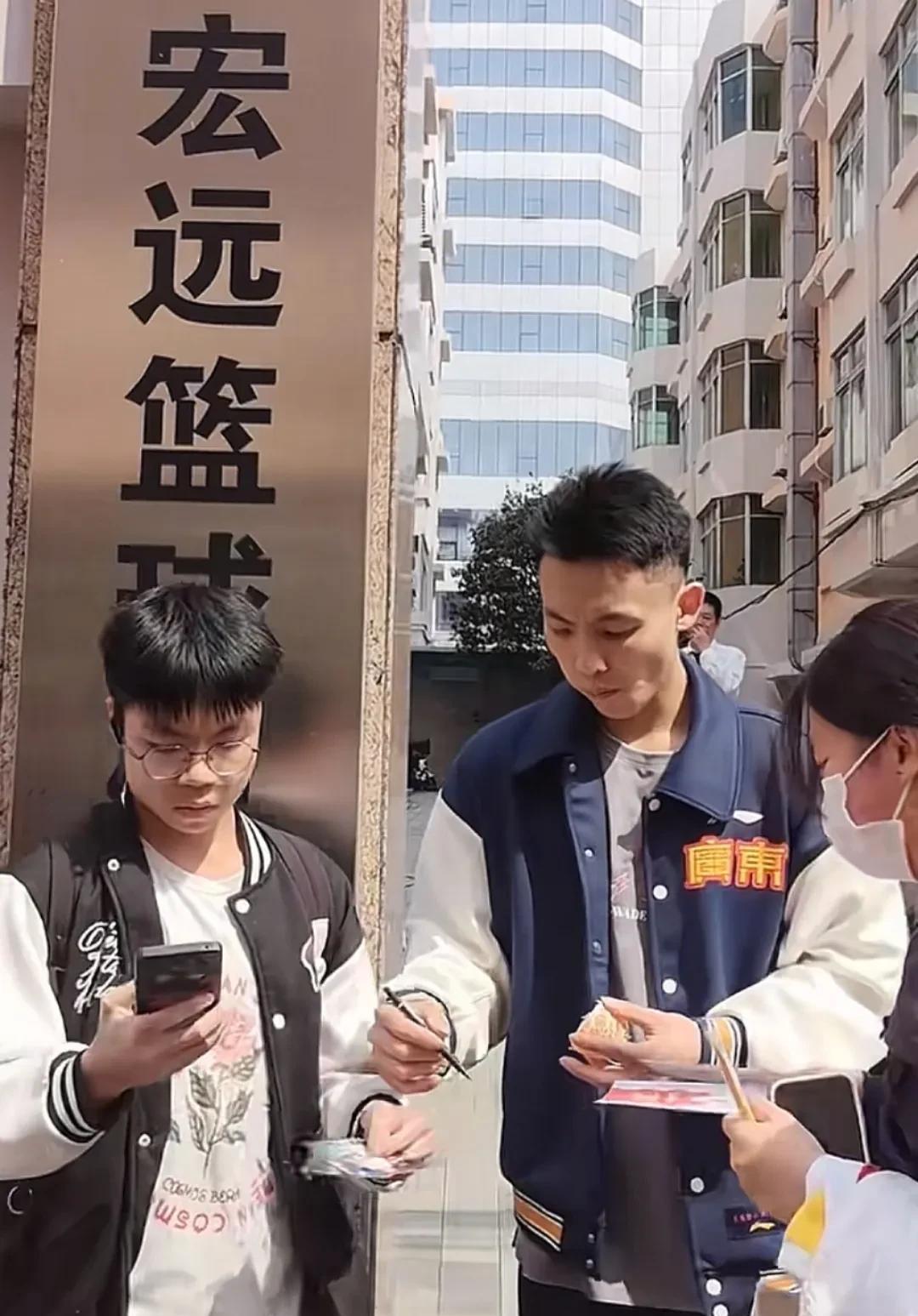 昨天广东队的2&3兄弟
下午去上训，杰师傅从俱乐部出来，自驾车去训练馆。走到俱乐