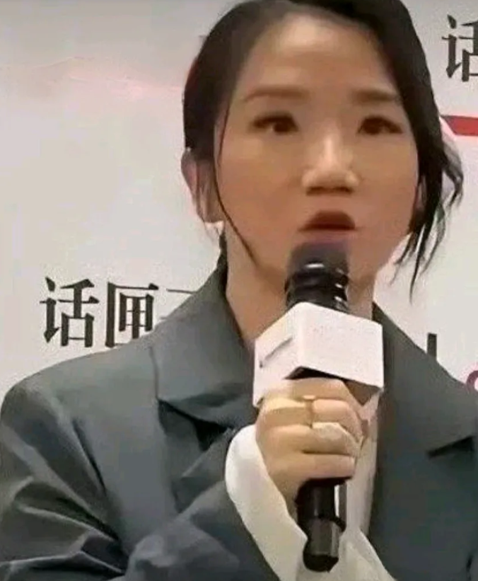 陶晶莹来上海录节目又回去了，被正义的网友举报了，这种端起碗吃饭，放下碗骂娘的双面