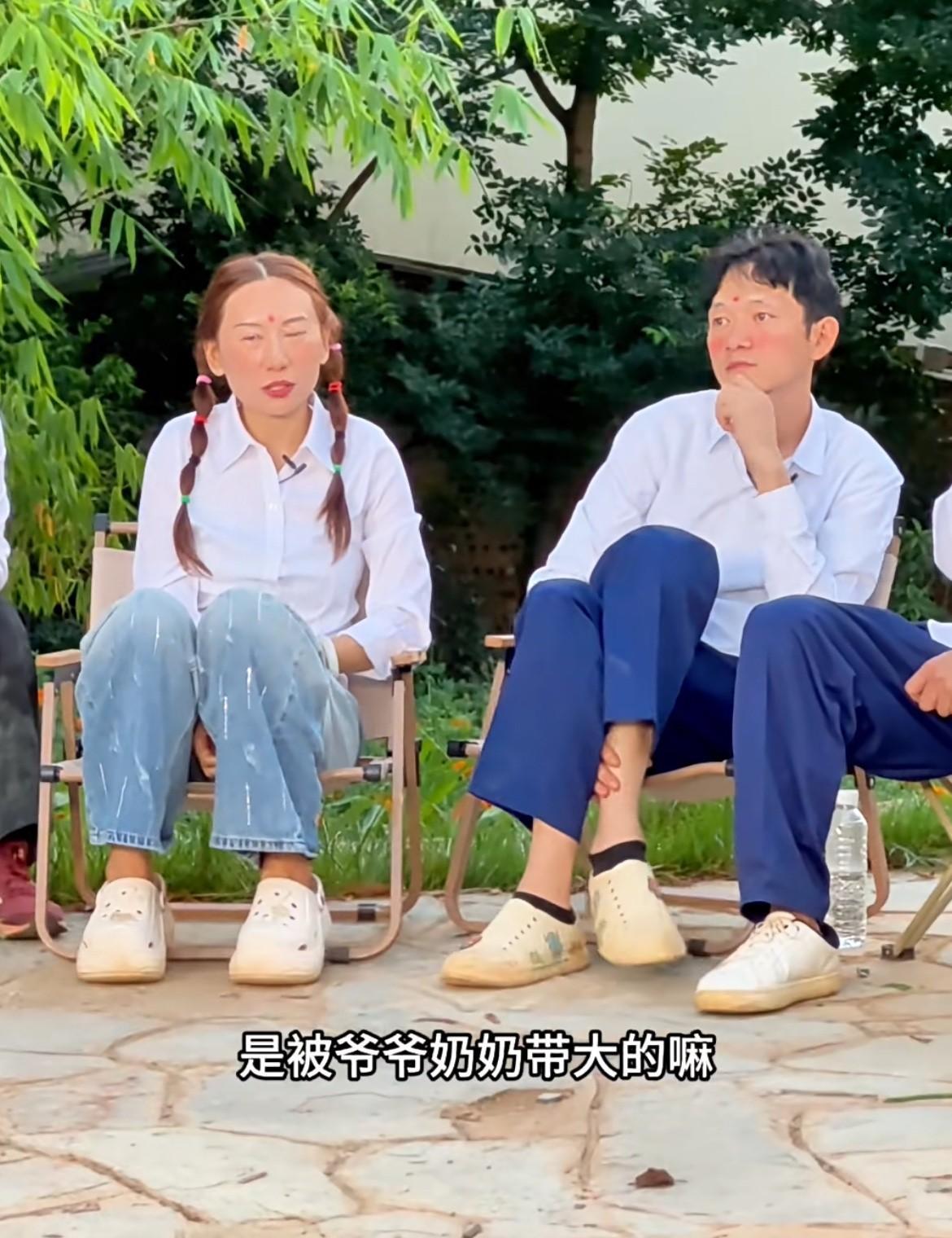 听亚慧回忆小时候和爷爷奶奶在一起的故事，被深深打动，哭得不能自已。现在总算明白亚