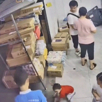 太坏了！一快递驿站里，两个小孩跟着各自妈妈去取快递，期间一个红衣男孩则乖乖的站在