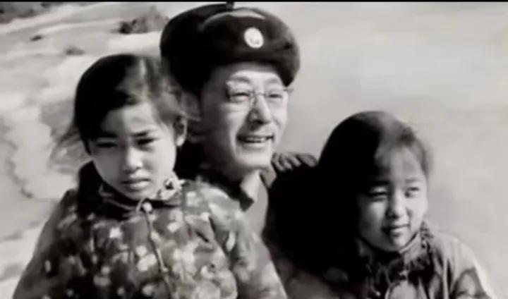 电影《苦菜花》拍摄期间，影片反面主角王柬之饰演者空政话剧团演员顾岚与影片两位小演