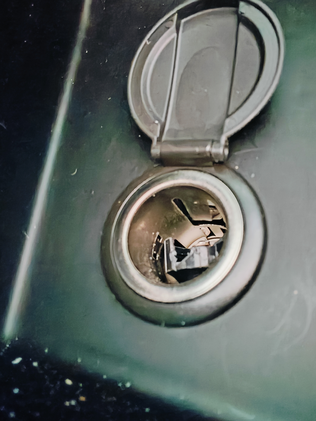 被点烟器的独特设计折服了
今天用车载吸尘器打扫车内卫生，拔吸尘器的插头时插头居然