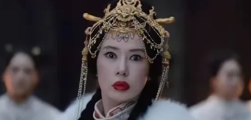 《藏海传》里面冬夏女王的扮演者余男，说实话，她真的不适合这种大眼睛，浓眉毛，烈焰