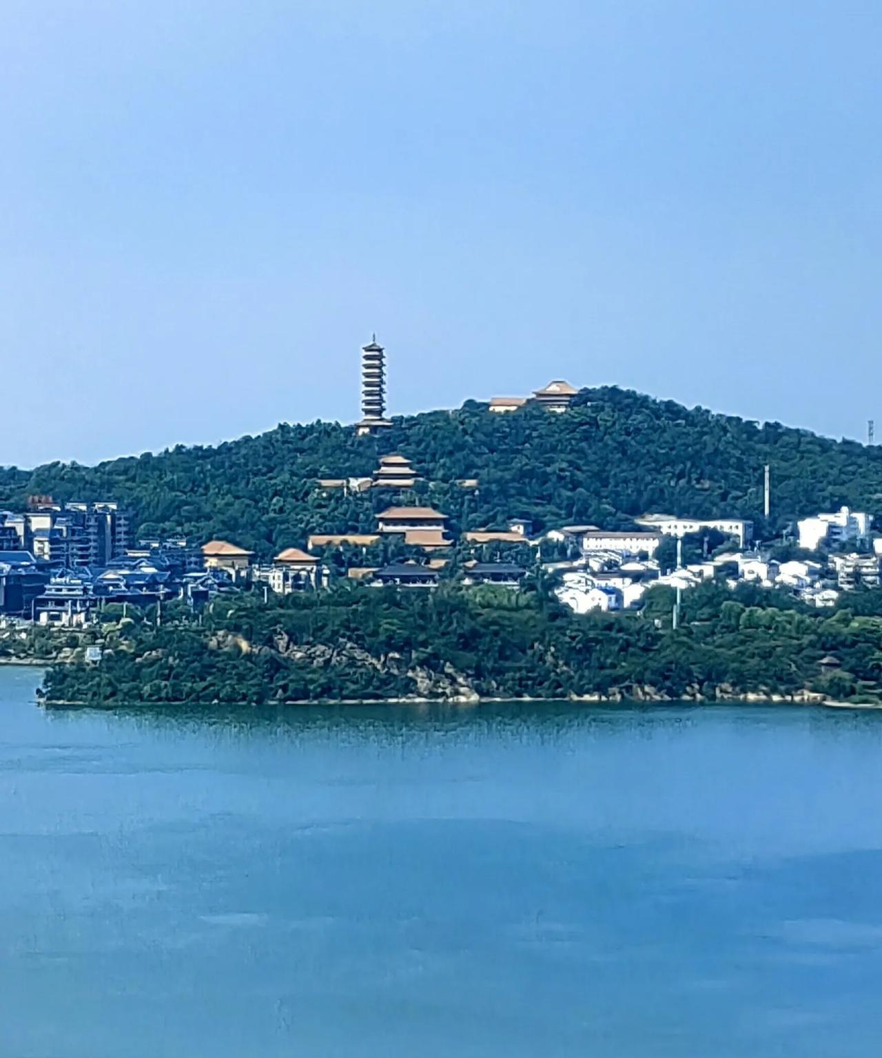 上联：水浅能容月
下联：？
