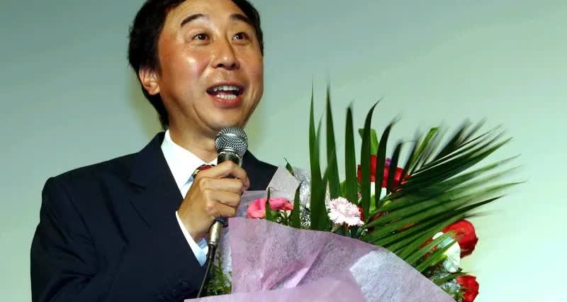 冯巩为什么未参加“华仔”的葬礼？因为冯巩有官方职务，“华仔”尽管年纪大，辈份高但